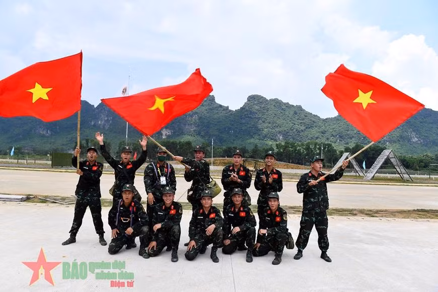 Đội tuyển Việt Nam 2 thể hiện niềm vui mừng sau khi về đích. Ảnh: Báo Quân đội Nhân dân Đội tuyển Việt Nam 2 thể hiện niềm vui mừng sau khi về đích. Ảnh: Báo Quân đội Nhân dân