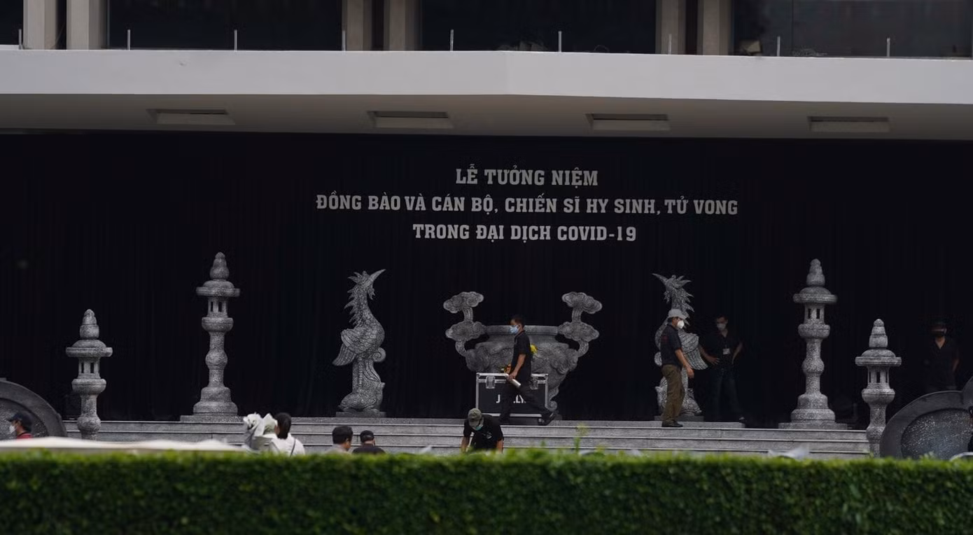 Sáng 19/11, mọi công tác chuẩn bị cho Lễ tưởng niệm đồng bào tử vong và cán bộ, chiến sĩ hy sinh trong đại dịch COVID-19 vừa qua tại TP Hồ Chí Minh đã hoàn tất ở các điểm cầu truyền hình trực tiếp. Sáng 19/11, mọi công tác chuẩn bị cho Lễ tưởng niệm đồng bào tử vong và cán bộ, chiến sĩ hy sinh trong đại dịch COVID-19 vừa qua tại TP Hồ Chí Minh đã hoàn tất ở các điểm cầu truyền hình trực tiếp.