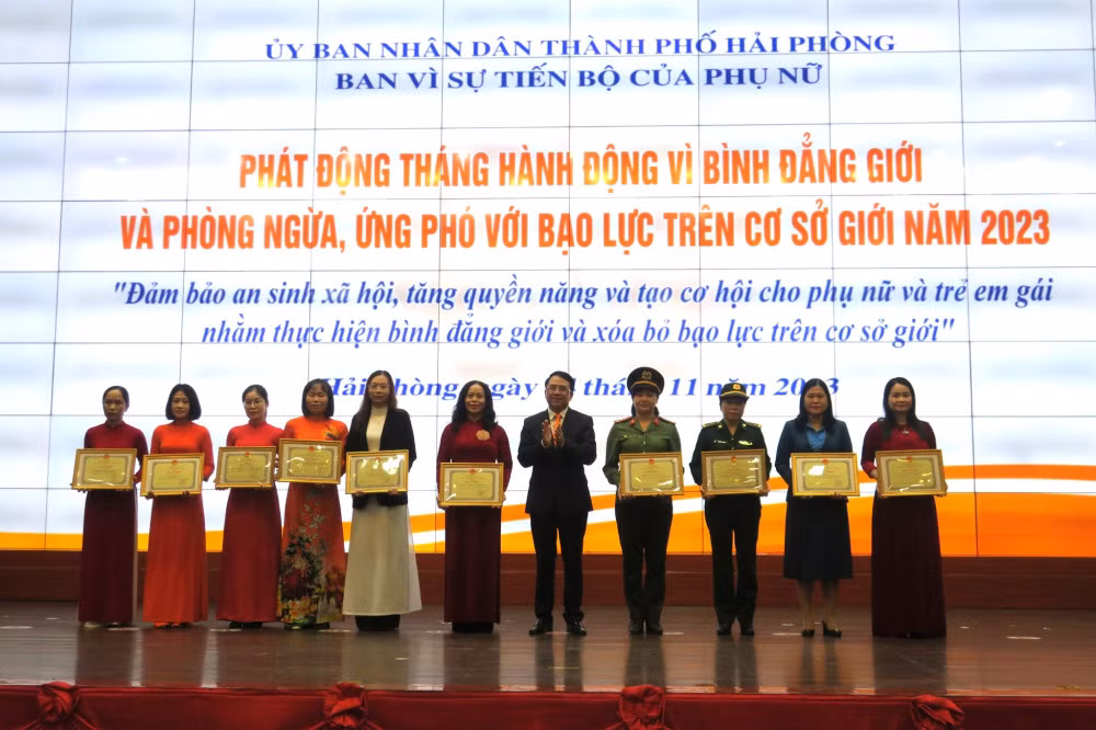 Các tập thể, cá nhân được khen thưởng tại lễ phát động.