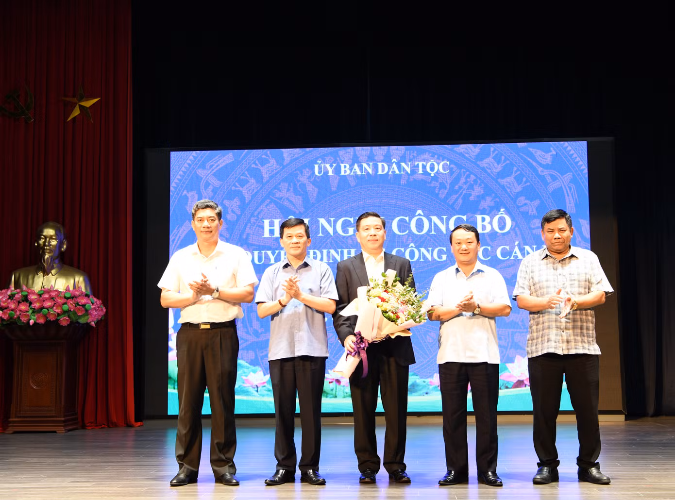 Các đồng chí lãnh đạo UBDT chúc mừng, trân trọng ghi nhận và cám ơn những tình cảm, sự đóng góp quan trọng của ông Lê Sơn Hải đối với sự phát triển chung của UBDT trong suốt thời gian công tác vừa qua