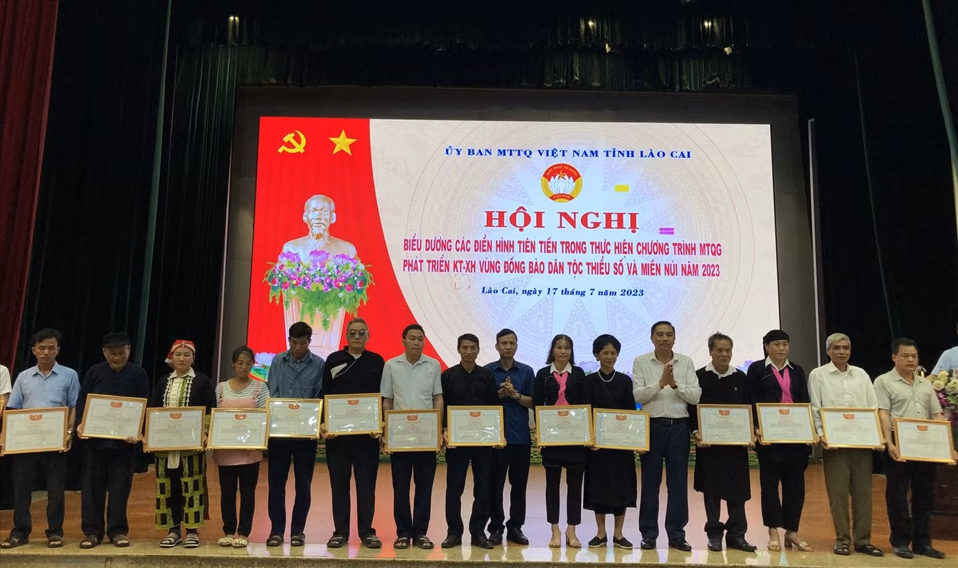 Khen thưởng cho các cá nhân tiêu biểu xuất sắc trong triển khai Chương trình MTQG 1719