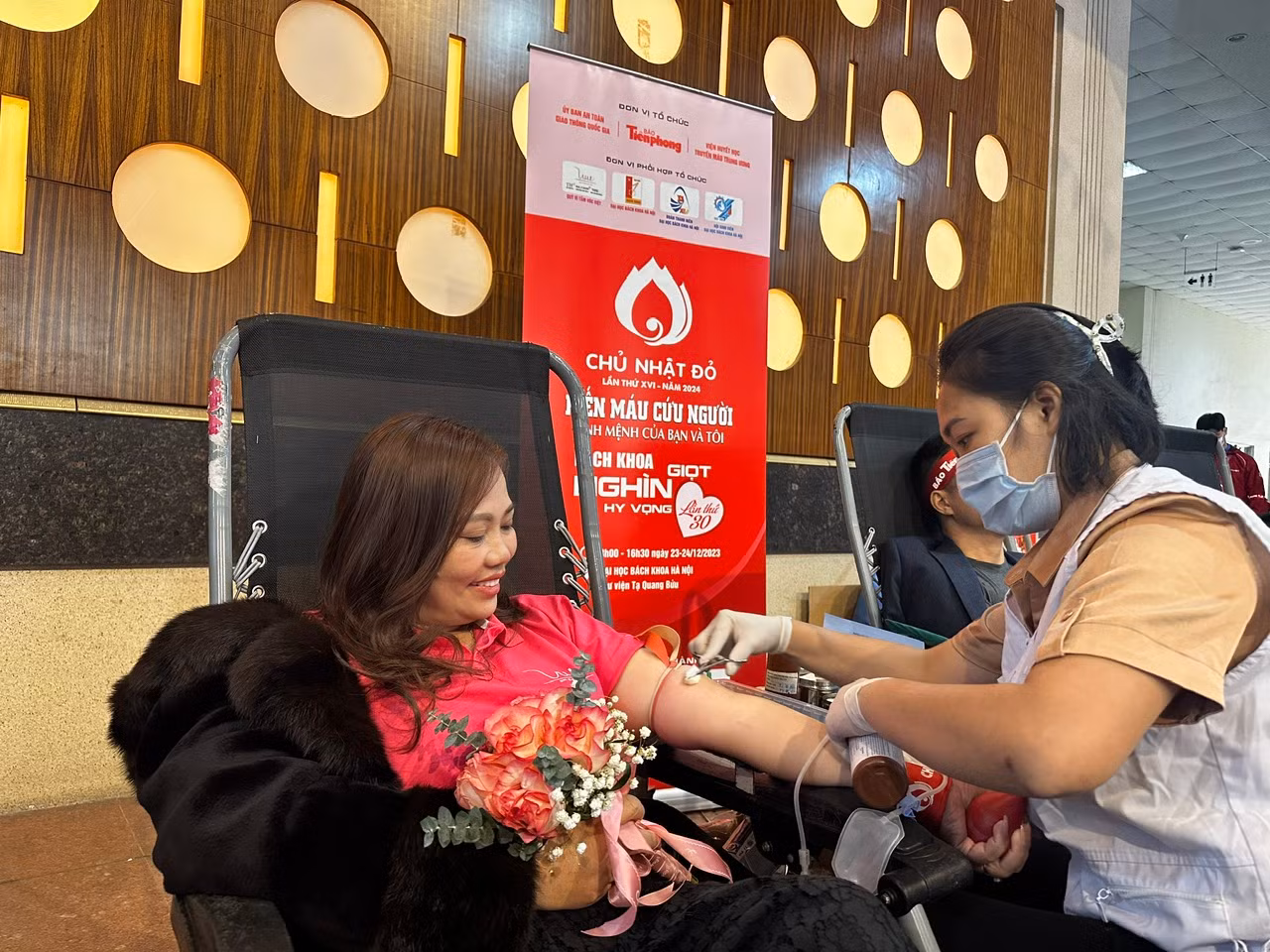 Sau buổi lễ phát động, bà Vũ Thu Hằng cùng các nhân viên của tập đoàn tham gia hiến máu tại ngày hội. Ảnh: Hồ Lực