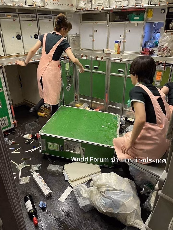 Hiện trường hỗn loạn sau vụ nhiễu động. Ảnh: World Forum.