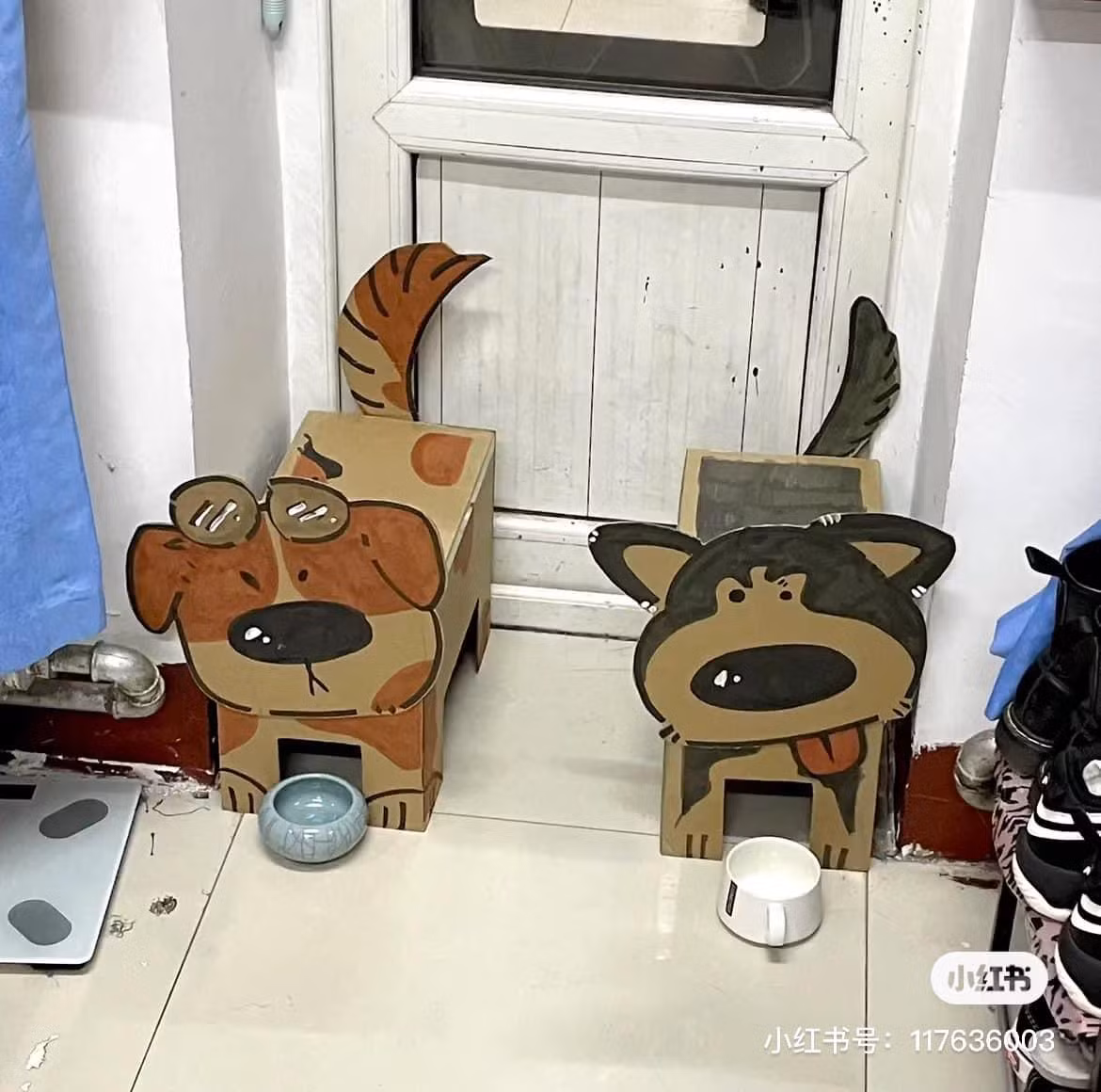 Trào lưu nuôi pet bằng bìa hấp dẫn nhiều bạn trẻ, thú cưng cũng có khi được đặt ở một góc nhỏ trong phòng với bát và cốc như thật.