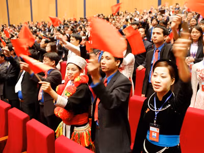 Các đại biểu chào đón Tổng Bí thư và các vị lãnh đạo Đảng, Nhà nước Ảnh: Hồng Vĩnh 