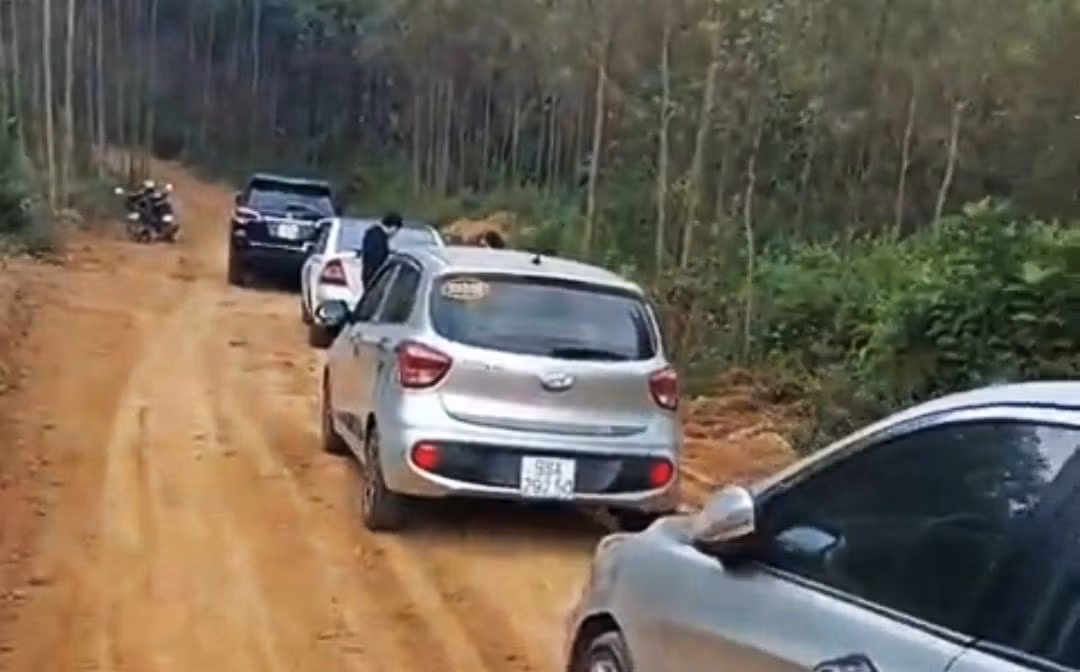 Các chuyên gia cho rằng, việc "siết" chặt quy định về phân lô, tách thửa sẽ làm thị trường đất nền bị khựng lại và đây là việc cần thiết.