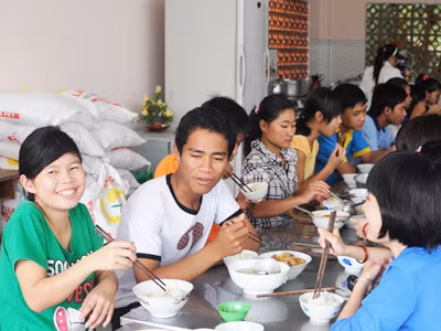 Lưu Thị Thu Hường và Xuân (ngoài cùng bên trái) cùng các bạn ở Trung tâm Hướng Dương trong bữa cơm gia đình. Lưu Thị Thu Hường và Xuân (ngoài cùng bên trái) cùng các bạn ở Trung tâm Hướng Dương trong bữa cơm gia đình
