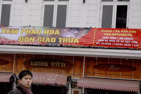 Giá vé xem pháo hoa năm mới 2012 được một số nhà hàng gần hồ Hoàn Kiếm chào 500.000 đồng