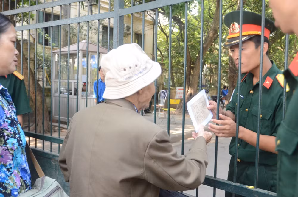 Cụ gửi mảnh giấy cho anh cảnh vệ mang vào nhà Đại tướng