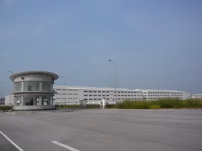 Nhà đầu tư Kenmark (Đài Loan) đã bỏ đi 2 năm nay (để lại món nợ khoảng 50 triệu USD vay của ngân hàng BIDV) nhưng tỉnh Hải Dương vẫn chưa biết xử lý khu nhà xưởng này ra sao, vì thiếu luật.	Ảnh P.C