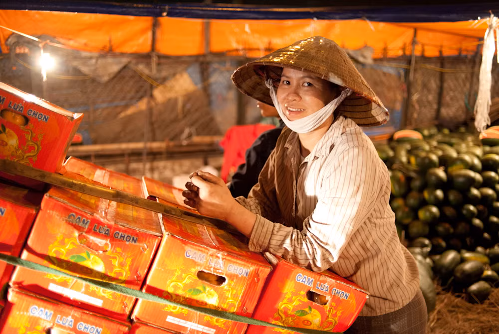 Tranh thủ ăn bát bún, để lấy sức cho đêm dài.. Nụ cười hiếm hoi của nữ cửu vạn, trong lúc 