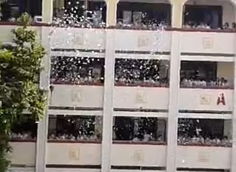 Hàng trăm học sinh tập trung ra hành lang, đồng loạt xé đề cương và hò hét.
