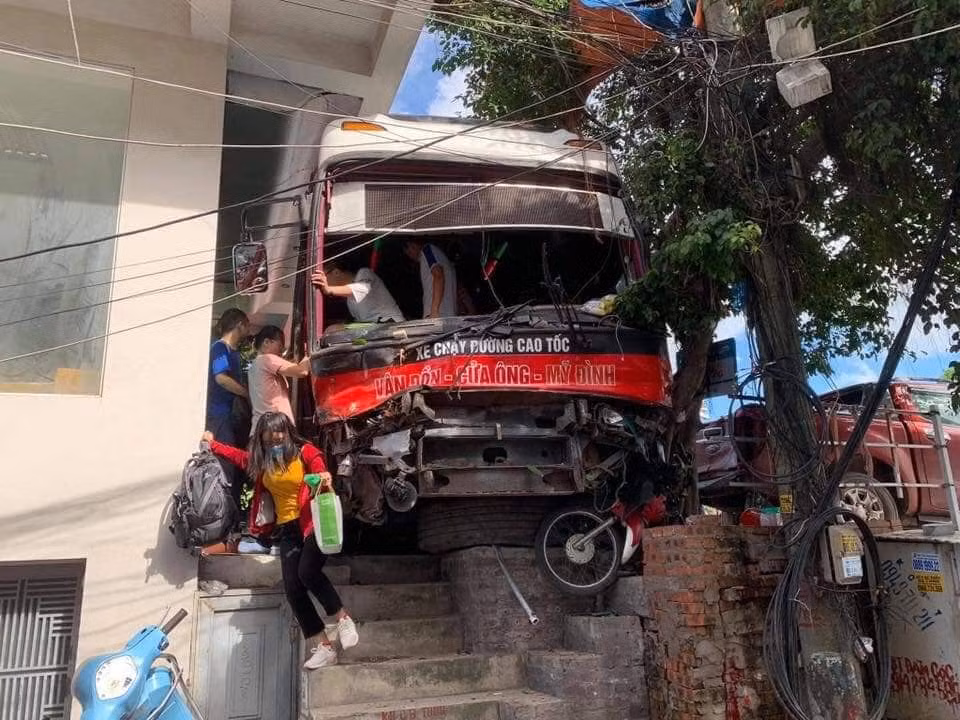 Vụ xe khách mất phanh đâm 5 người thương vong tại Bãi Cháy: Khởi tố tài xế ảnh 1