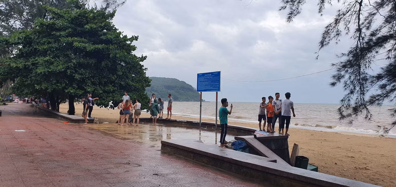 Du khách vô tư rủ nhau đi ngắm biển Hải Phòng khi bão số 2 sắp vào bờ ảnh 5