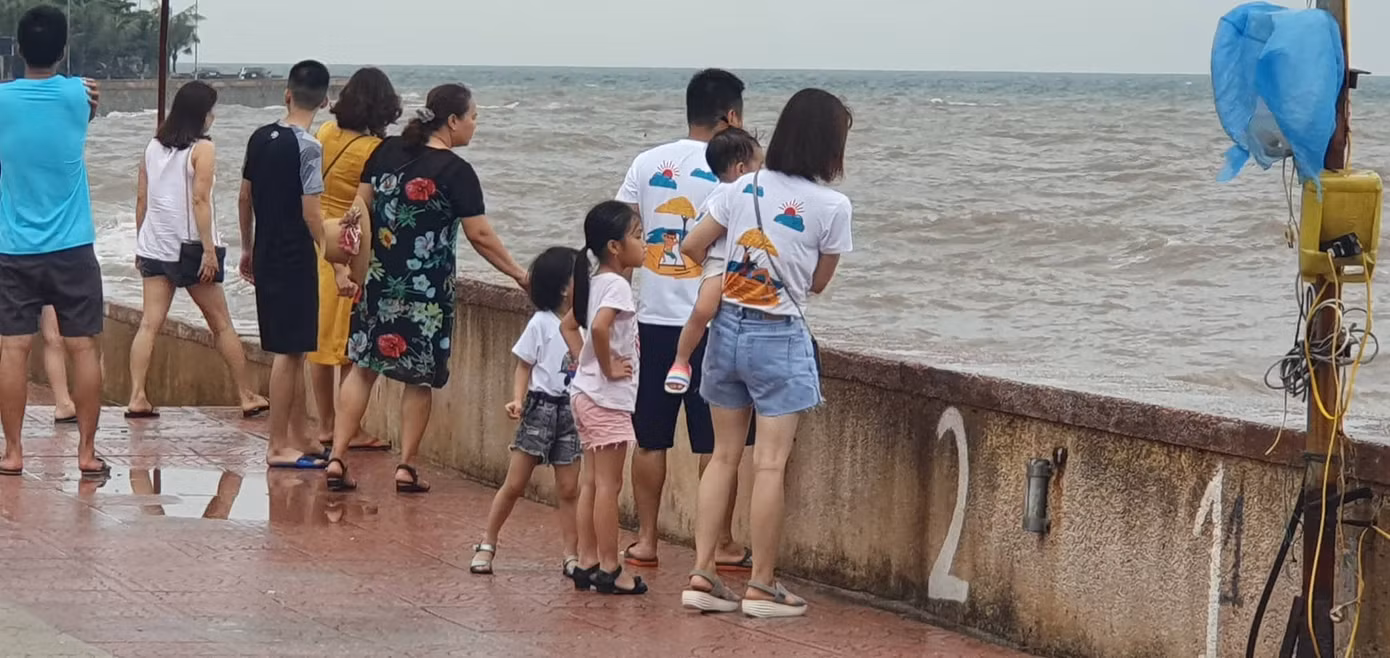 Du khách vô tư rủ nhau đi ngắm biển Hải Phòng khi bão số 2 sắp vào bờ ảnh 4