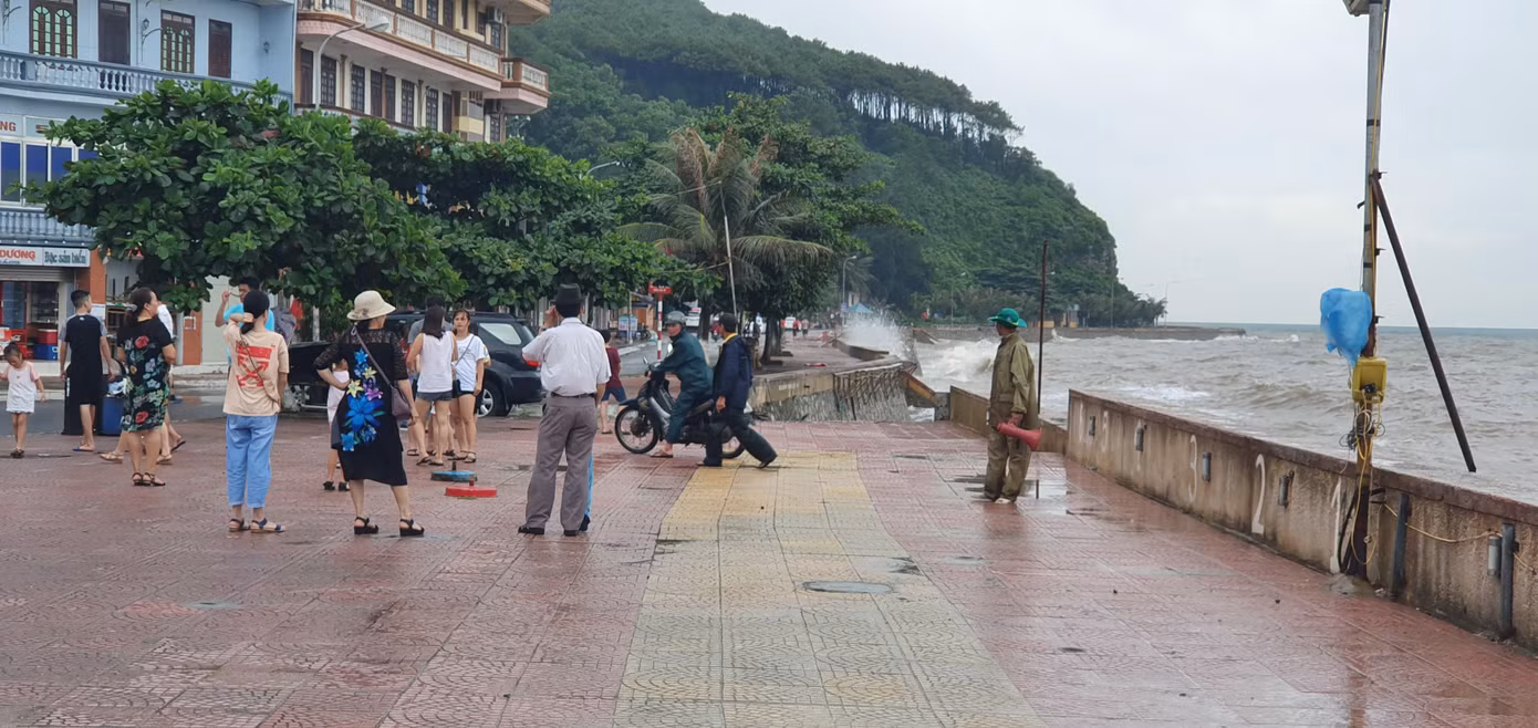 Du khách vô tư rủ nhau đi ngắm biển Hải Phòng khi bão số 2 sắp vào bờ ảnh 7