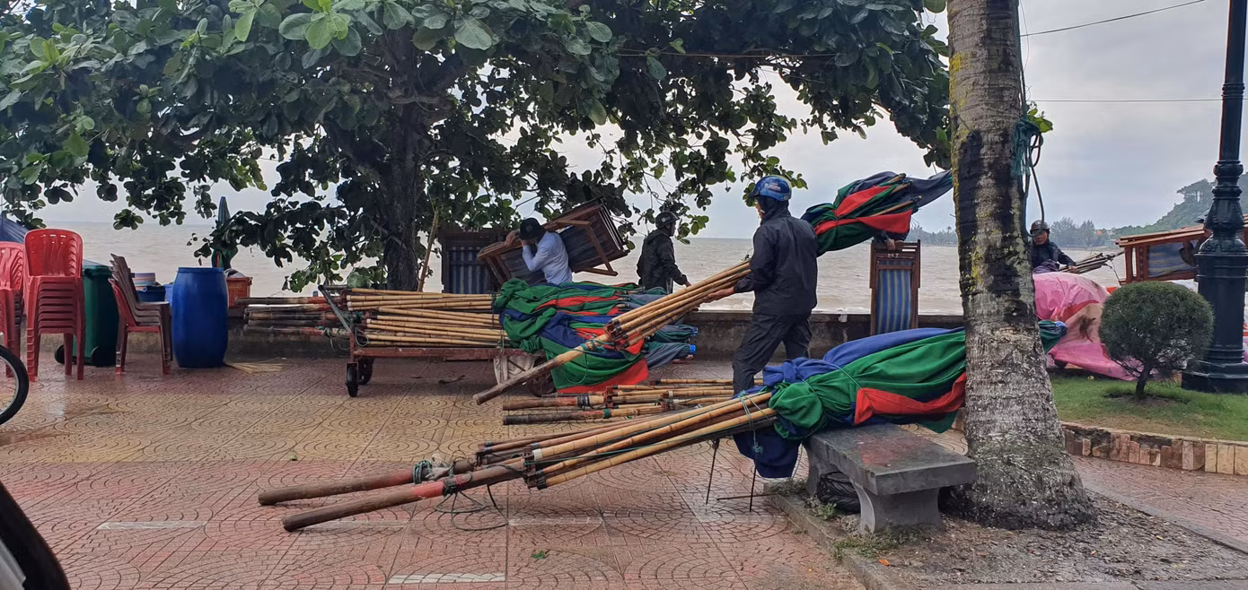 Du khách vô tư rủ nhau đi ngắm biển Hải Phòng khi bão số 2 sắp vào bờ ảnh 9