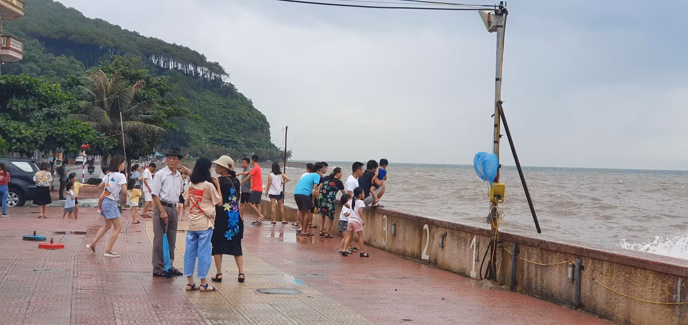 Du khách vô tư rủ nhau đi ngắm biển Hải Phòng khi bão số 2 sắp vào bờ ảnh 1