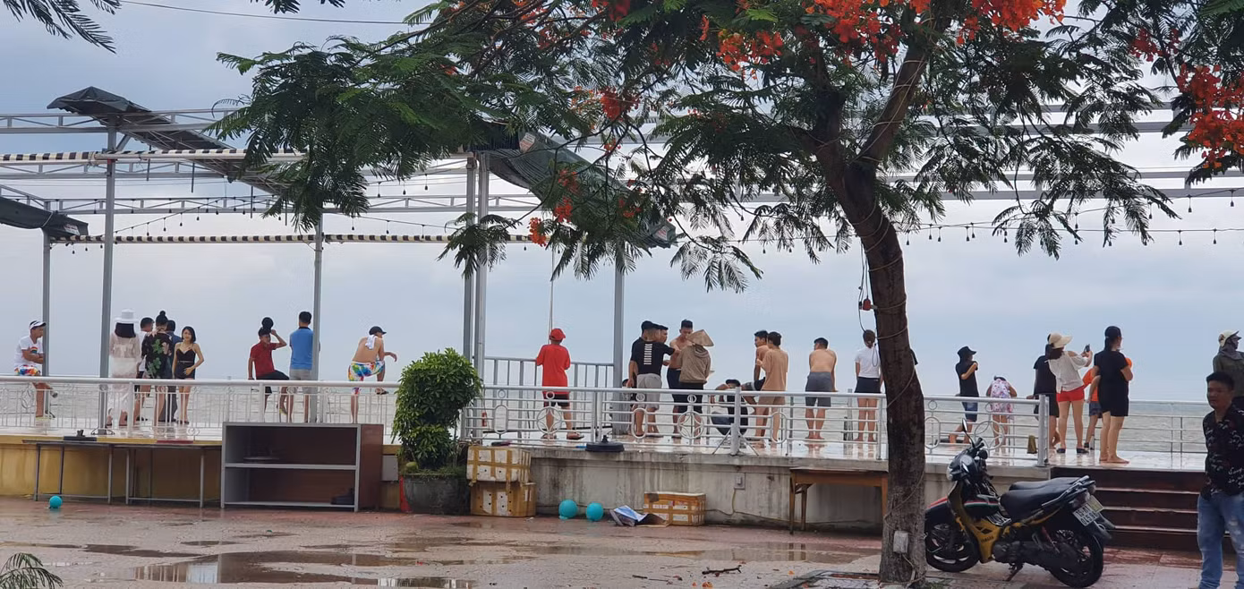 Du khách vô tư rủ nhau đi ngắm biển Hải Phòng khi bão số 2 sắp vào bờ ảnh 3