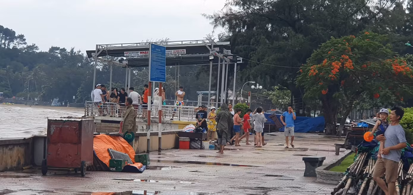 Du khách vô tư rủ nhau đi ngắm biển Hải Phòng khi bão số 2 sắp vào bờ ảnh 6
