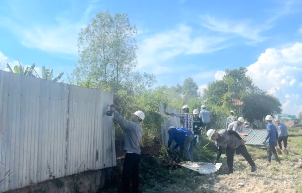 Lực lượng chức năng thực hiện cưỡng chế thu hồi đất
