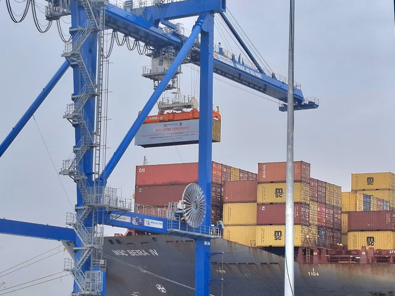 Bốc dỡ container đầu tiên. Bốc dỡ container đầu tiên.