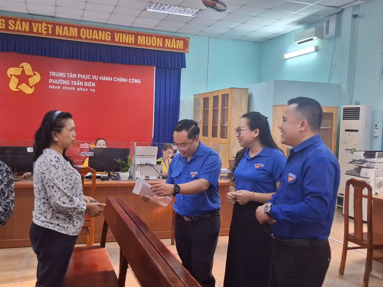 Cán bộ Tỉnh Đoàn Đồng Nai hướng dẫn người dân làm thủ tục tại Trung tâm hành chính công phường Trấn Biên.
