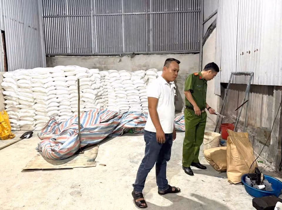Lực lượng chức năng kiểm tra cơ sở nghi sản xuất phân bón giả Lực lượng chức năng kiểm tra cơ sở nghi sản xuất phân bón giả