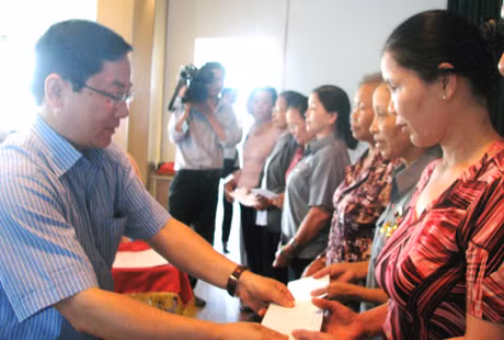 TBT Báo Tiền Phong Lê Xuân Sơn tặng sổ tiết kiệm tình nghĩa cho cựu TNXP