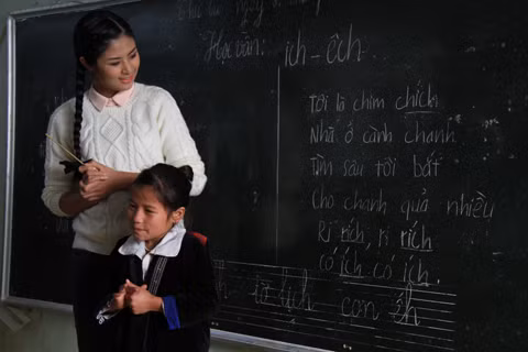 Khi Hoa hậu Ngọc Hân làm cô giáo. Ảnh: Trường Phong