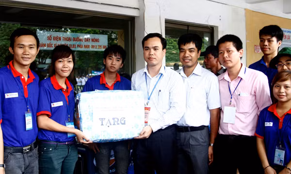 Anh Nguyễn Hồng Dân đại diện Thành đoàn Hà Nội - Hội Sinh viên Hà Nội tặng quà cho tình nguyện viên Tiếp sức mùa thi