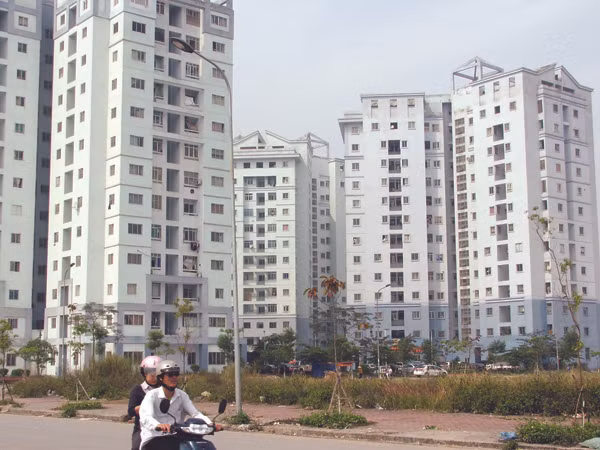 Nhiều người dân tại khu tái định cư Nam Trung Yên kiến nghị về chất lượng nhà quá kém, quản lý dịch vụ thiếu chuyên nghiệp Ảnh: Minh Tuấn