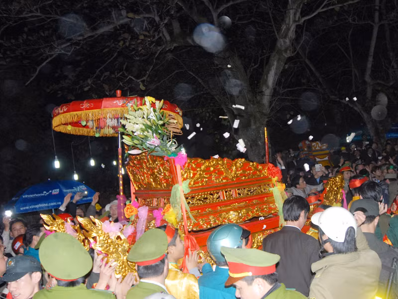Chen lấn xô đẩy ném tiền may mắn vào kiệu ấn tại hội đền Trần. Ảnh: Minh Đức