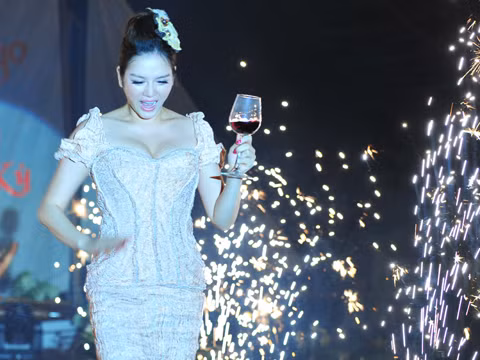 Bữa tiệc xa hoa với những màn ca nhạc, thời trang và bắn pháo hoa hoành tráng