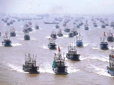 Hơn 10.000 tàu cá Trung Quốc từ tỉnh Triết Giang và Phúc Kiến đổ ra biển Đông ngày 16-9-2012, dưới sự hướng dẫn của tàu hải giám. Ảnh: Xinhua