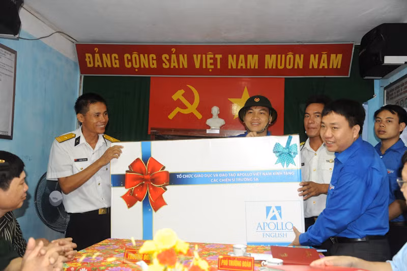 Bí thư T.Ư Đoàn TNCS Hồ Chí Minh, đại diện cho Đoàn Hành trình trao quà cho các chiến sĩ đảo Đá Lát . Ảnh: Công Khanh Bí thư T.Ư Đoàn TNCS Hồ Chí Minh, đại diện cho Đoàn Hành trình trao quà cho các chiến sĩ đảo Đá Lát