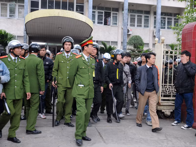 Luyện bị phạt 18 năm về tội giết người, 18 năm cho tội cướp tài sản, 9 tháng tù do lạm dụng tín nhiệm chiếm đoạt tài sản. Theo quy định của pháp luật, bị cáo gây án khi chưa đến tuổi thành niên (17 tuổi, 10 tháng 6 ngày) nên tổng hợp các hình phạt không quá 18 năm tù. Gia đình bị hại cho biết sẽ tiếp tục kháng cáo