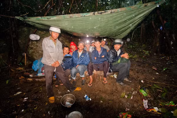 Khi nửa đêm mưa xuống, cả nhóm người săn kỳ nam cùng ngồi thức tới sáng dưới tấm bạt. Khi nửa đêm mưa xuống, cả nhóm người săn kỳ nam cùng ngồi thức tới sáng dưới tấm bạt