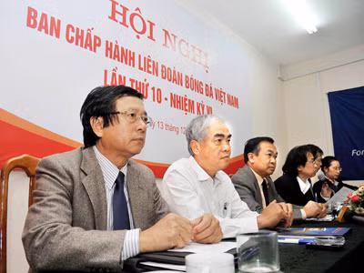 Ông Lê Hùng Dũng (áo trắng) sẽ rút khỏi cuộc đua chức chủ tịch VFF khoá VII?. ảnh: VSI