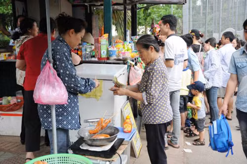 Các quán ăn, dịch vụ chụp ảnh, thuê tượng hay ô tô chụp ảnh cũng bội thu nhờ mấy ngày lễ