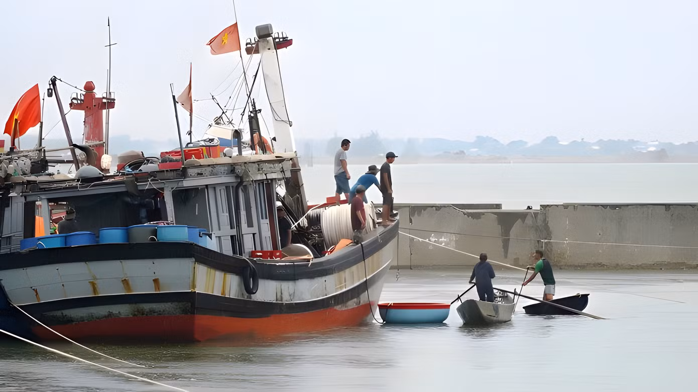 Tàu thuyền tại TT-Huế về nơi neo đậu trú tránh bão. Tàu thuyền tại TT-Huế về nơi neo đậu trú tránh bão.