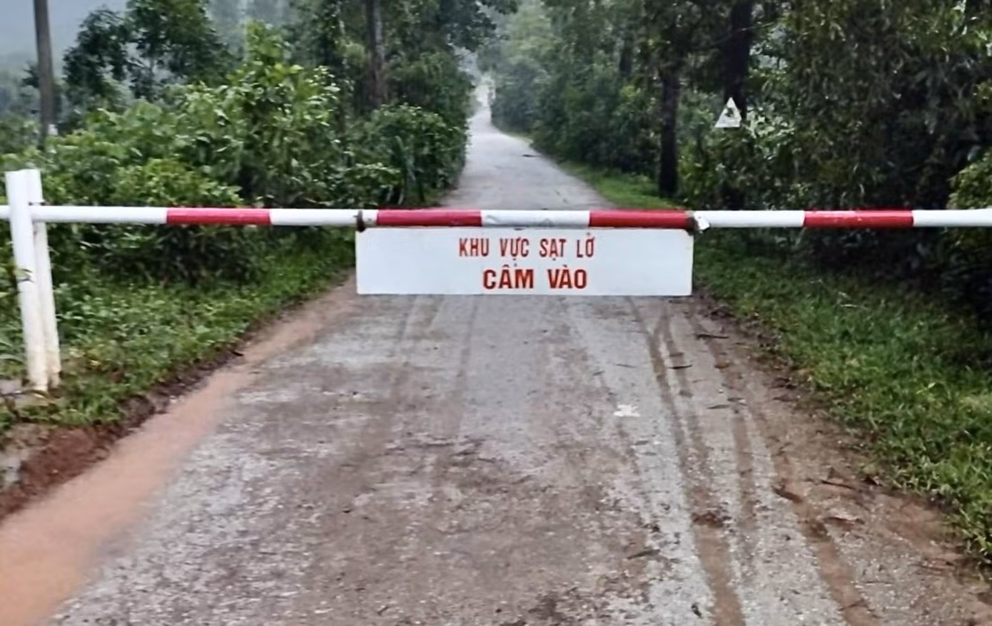 Đường 71 lên khu vực Rào Trăng bị cấm trong ngày 6/12. Ảnh CTV