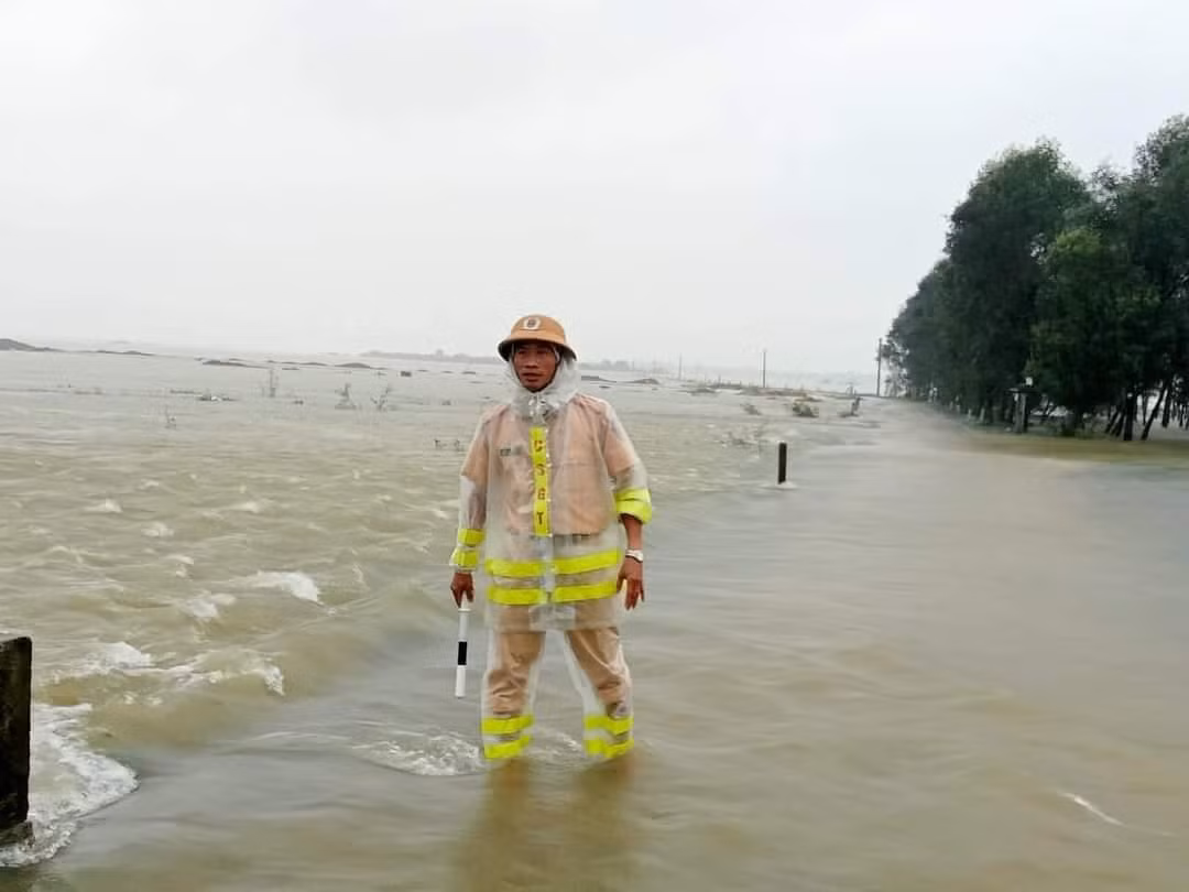 Với tình hình mưa lớn kéo dài, đến chiều 14/10, hồ thủy điện Hương Điền đã nâng lưu lượng xả về hạ du 1.110m3/s (mức điều tiết trước đó là 1.000m3/s). Hồ thủy lợi Tả Trạch nâng lưu lượng xả lũ về hạ du 644m3/s; hồ thủy điện Bình Điền thực hiện điều tiết lũ với lưu lượng xả về hạ du 822m3/s. Trong ảnh: Nhiều tuyến đường qua huyện Quảng Điền, tỉnh TT-Huế, bị ngập trong lũ. Ảnh: CA