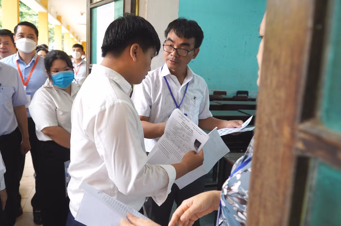 Bộ trưởng Bộ GD&amp;ĐT Nguyễn Kim Sơn yêu cầu rà soát lực lượng coi thi, chú trọng công tác an ninh, bảo đảm an toàn cho kỳ thi, lưu ý sức khỏe của thí sinh, cũng như công tác phòng, chống dịch COVID-19 trong quá trình thi.