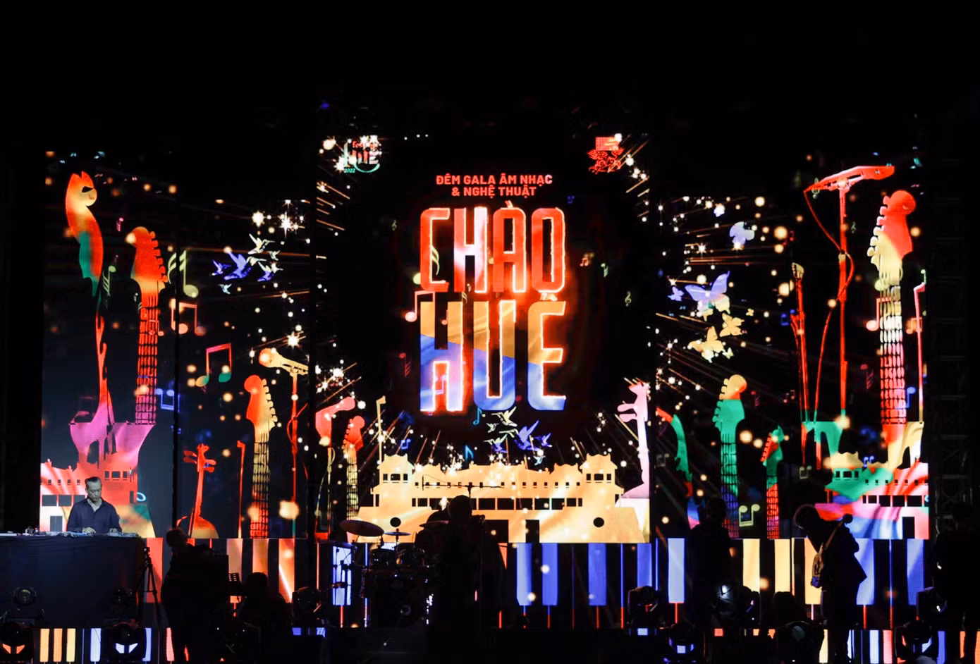 Tối 30/6, tại sân khấu cồn Dã Viên ven sông Hương thơ mộng, Tuần lễ Festival Huế 2022 bước vào chương trình Gala giã bạn với chủ đề “Chào Huế”.