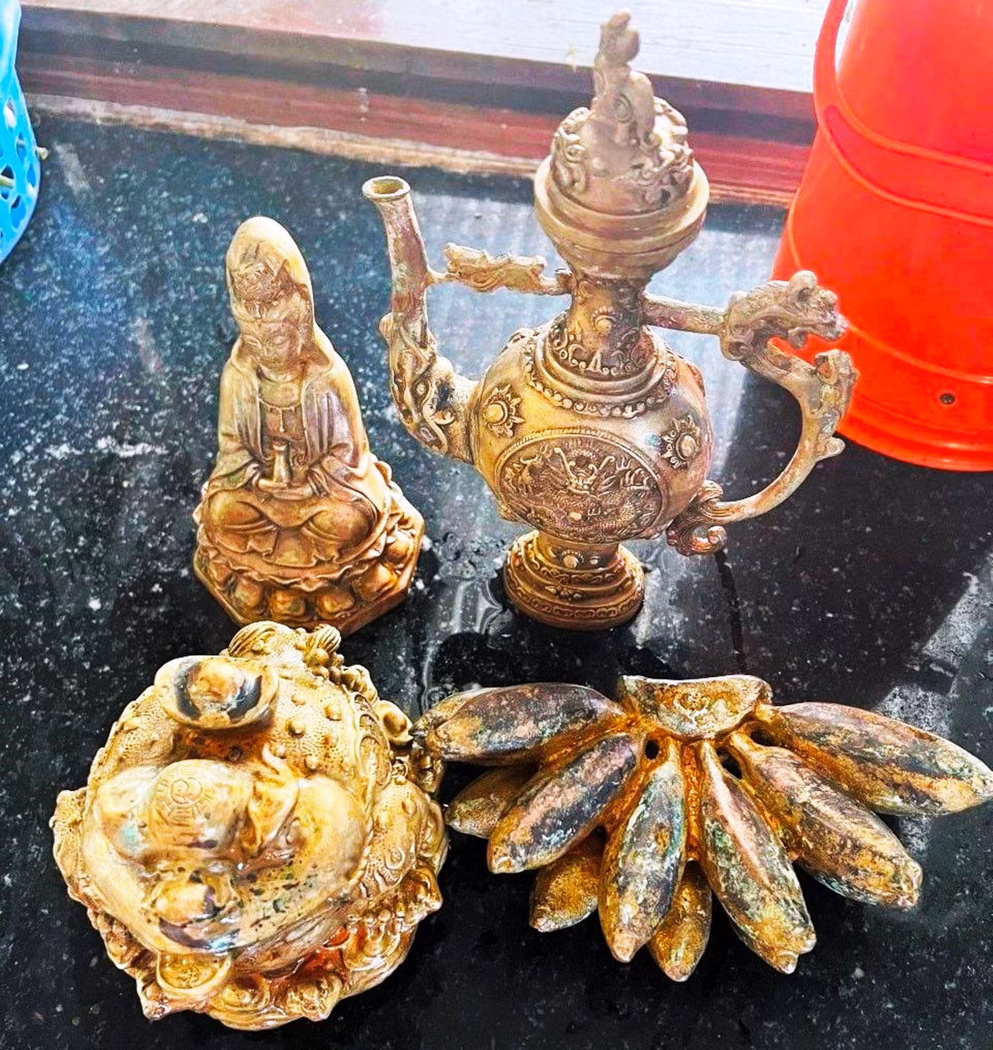 Tang vật vụ lừa đảo. Ảnh: TD