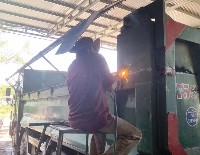 Doanh nghiệp vận tải tại TT-Huế chấp hành cắt thùng, hạ tải phương tiện. Ảnh: CACC