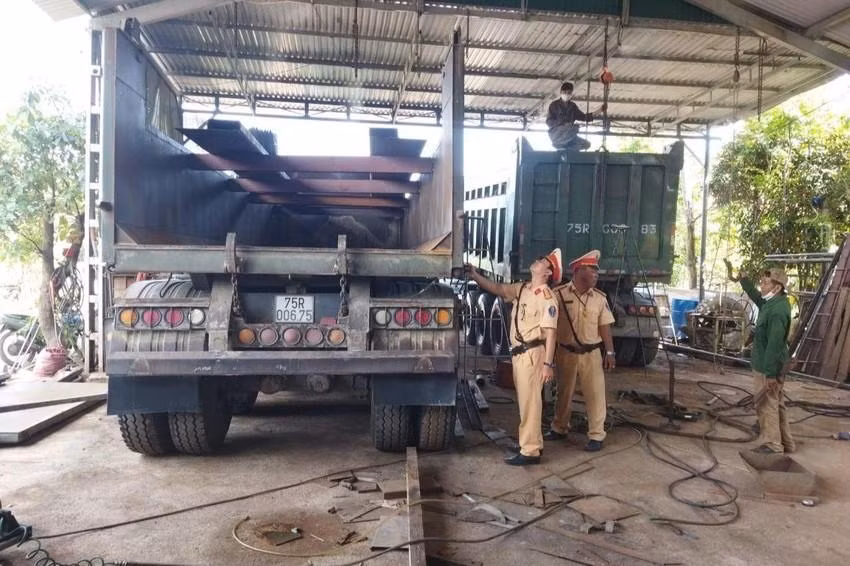 Lực lượng CSGT TT-Huế tuyên truyền, vận động doanh nghiệp vận tải hạ tải. Ảnh: CACC