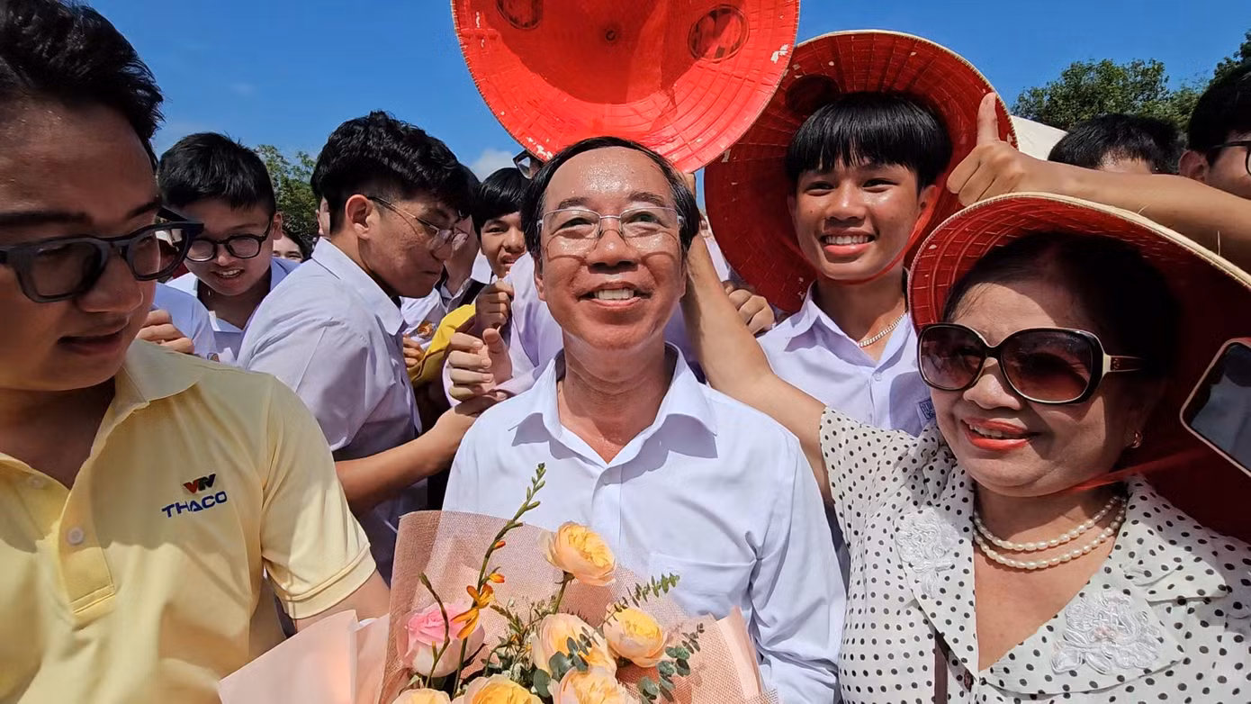 Thầy giáo Nguyễn Phú Thọ rạng ngời với chiến thắng ấn tượng của Võ Quang Phú Đức tại Đường lên đỉnh Olympia. Ảnh: N.V Thầy giáo Nguyễn Phú Thọ rạng ngời với chiến thắng ấn tượng của Võ Quang Phú Đức tại Đường lên đỉnh Olympia. Ảnh: N.V