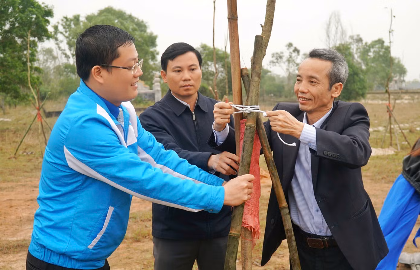Trồng cây xanh tạo cảnh quan trong Tháng Thanh niên 2025 tại Huế.